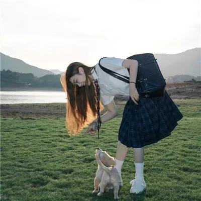 他从火光中走来